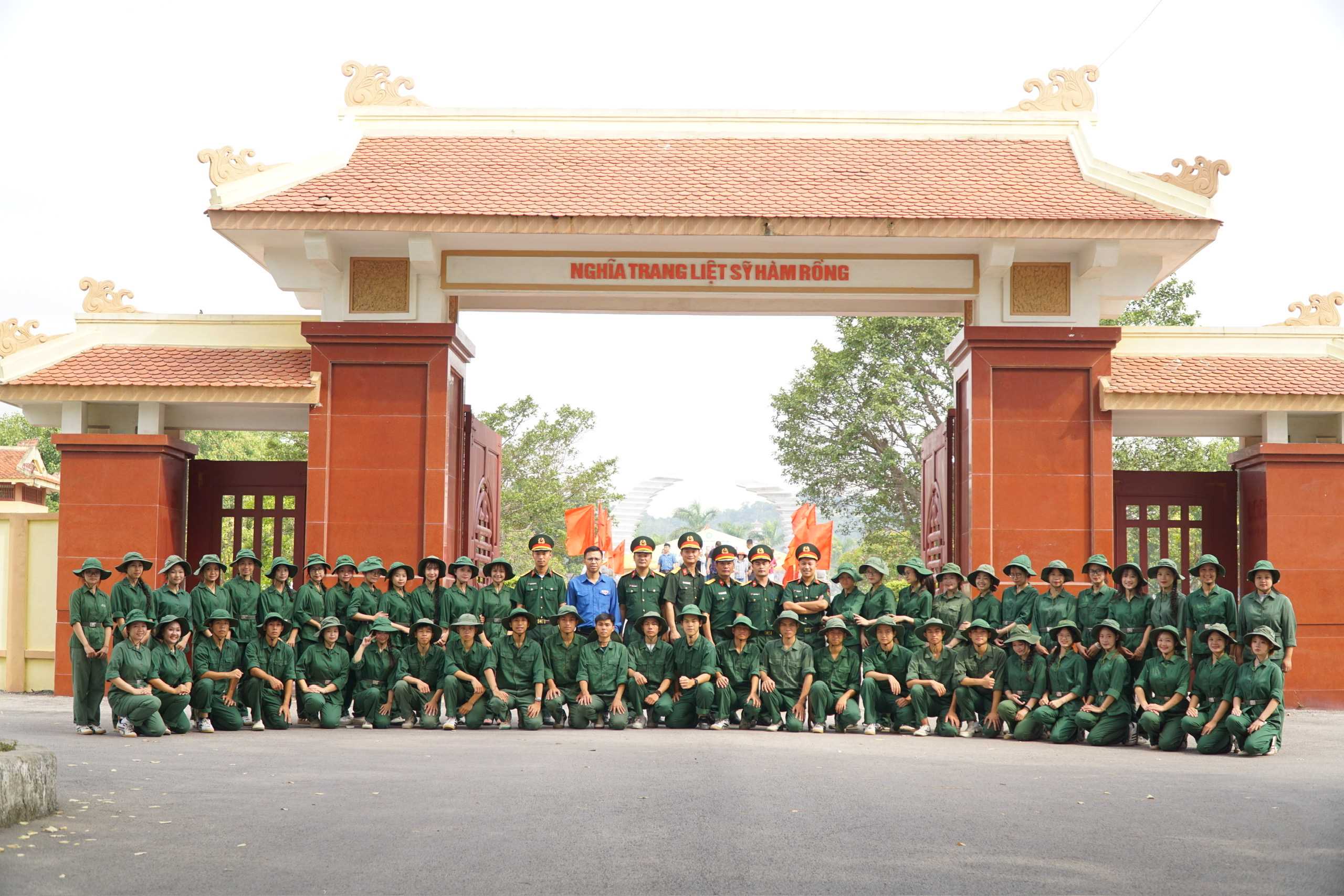 CÁN BỘ, GIẢNG VIÊN VÀ SINH VIÊN TRUNG TÂM GIÁO DỤC QUỐC PHÒNG VÀ AN NINH TRƯỜNG ĐẠI HỌC HỒNG ĐỨC TỔ CHỨC HÀNH TRÌNH VỀ NGUỒN, DÂNG HƯƠNG TƯỞNG NIỆM CÁC ANH HÙNG LIỆT SĨ